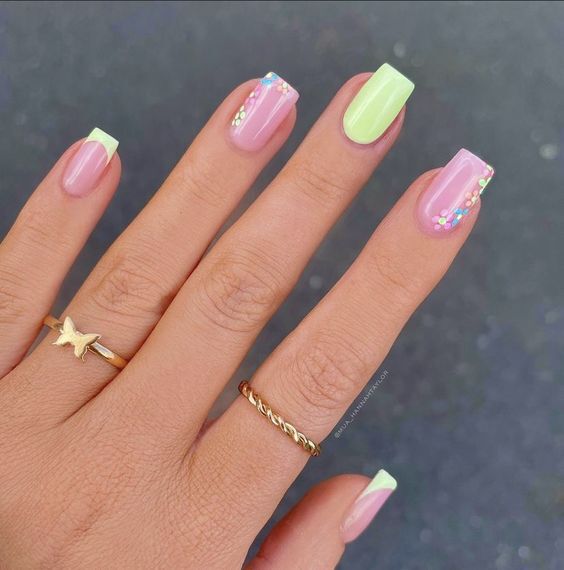 Spring Nails Square 2024: Chic Daisy Designs & Pastel Glitter Trends
